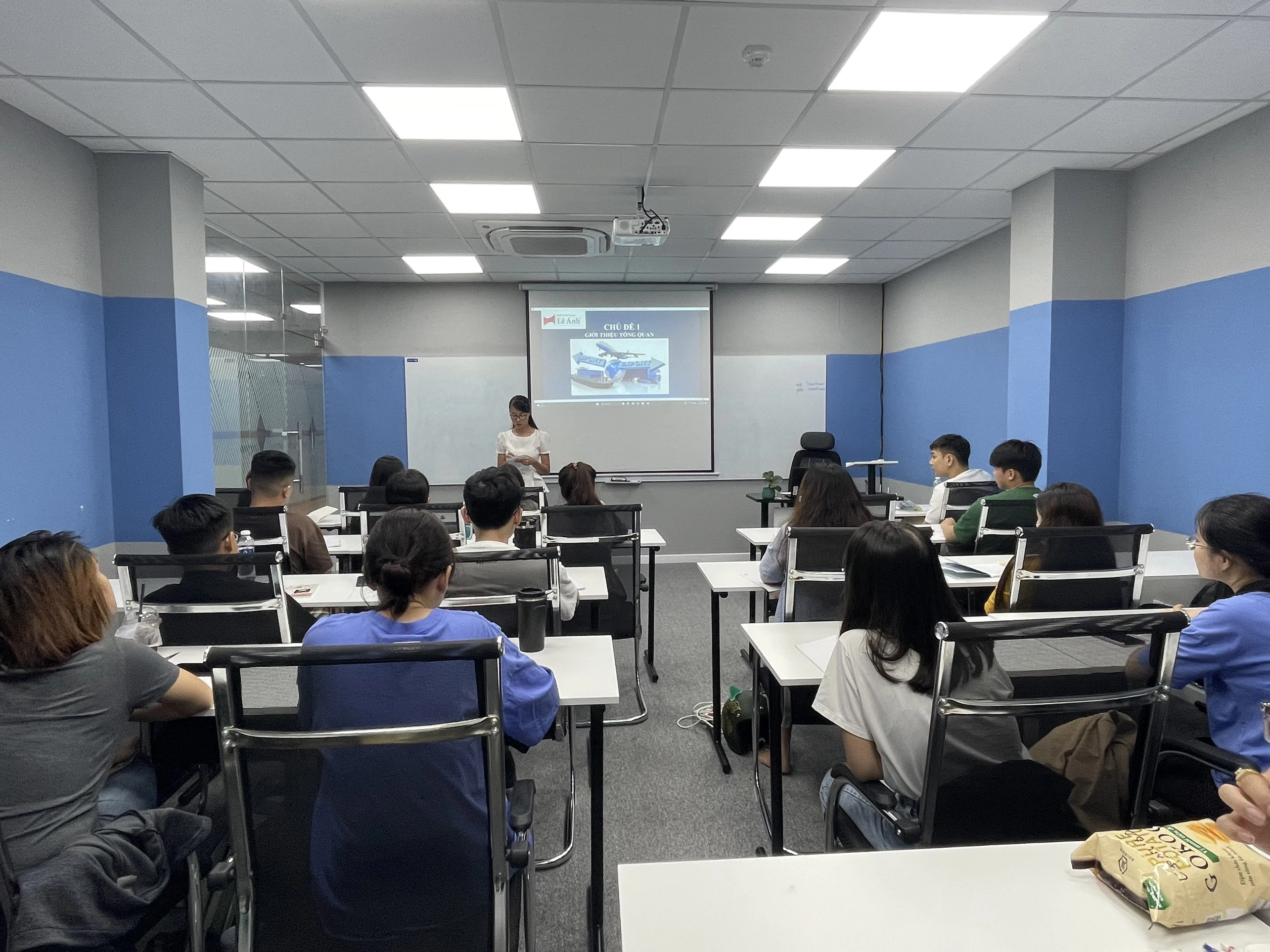 khoa-hoc-xuat-nhap-khau-logistics-tai-khanh-hoa